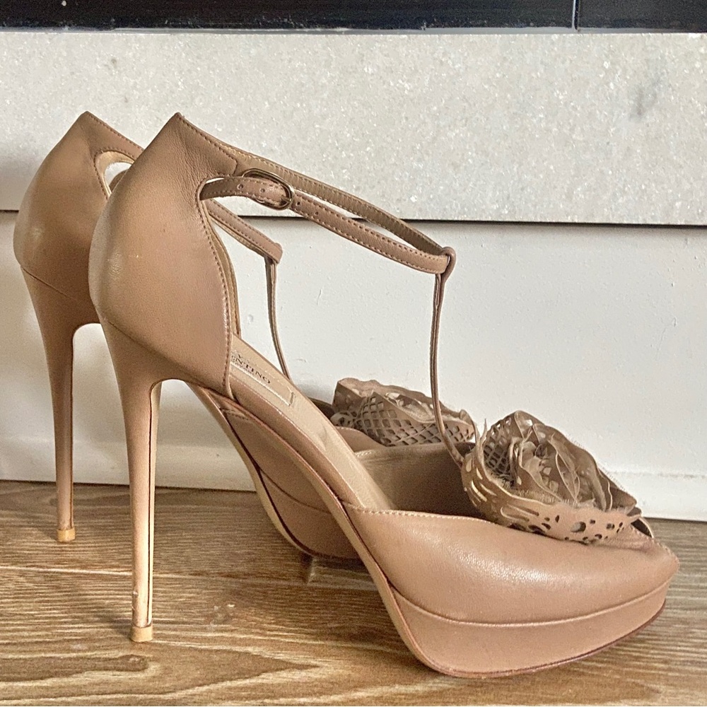 Valentino Nude Flower Leather and Satin Peep Toe Stiletto. EU 41.5